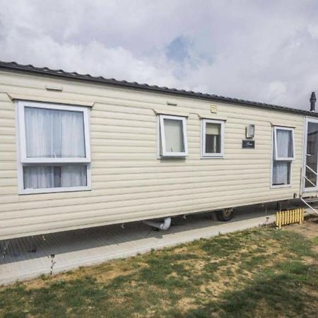 Impeccable 4-Bed Caravan In Clacton-On-Sea Exterior foto