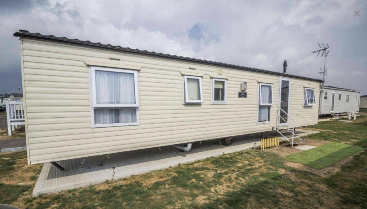 Impeccable 4-Bed Caravan In Clacton-On-Sea Exterior foto